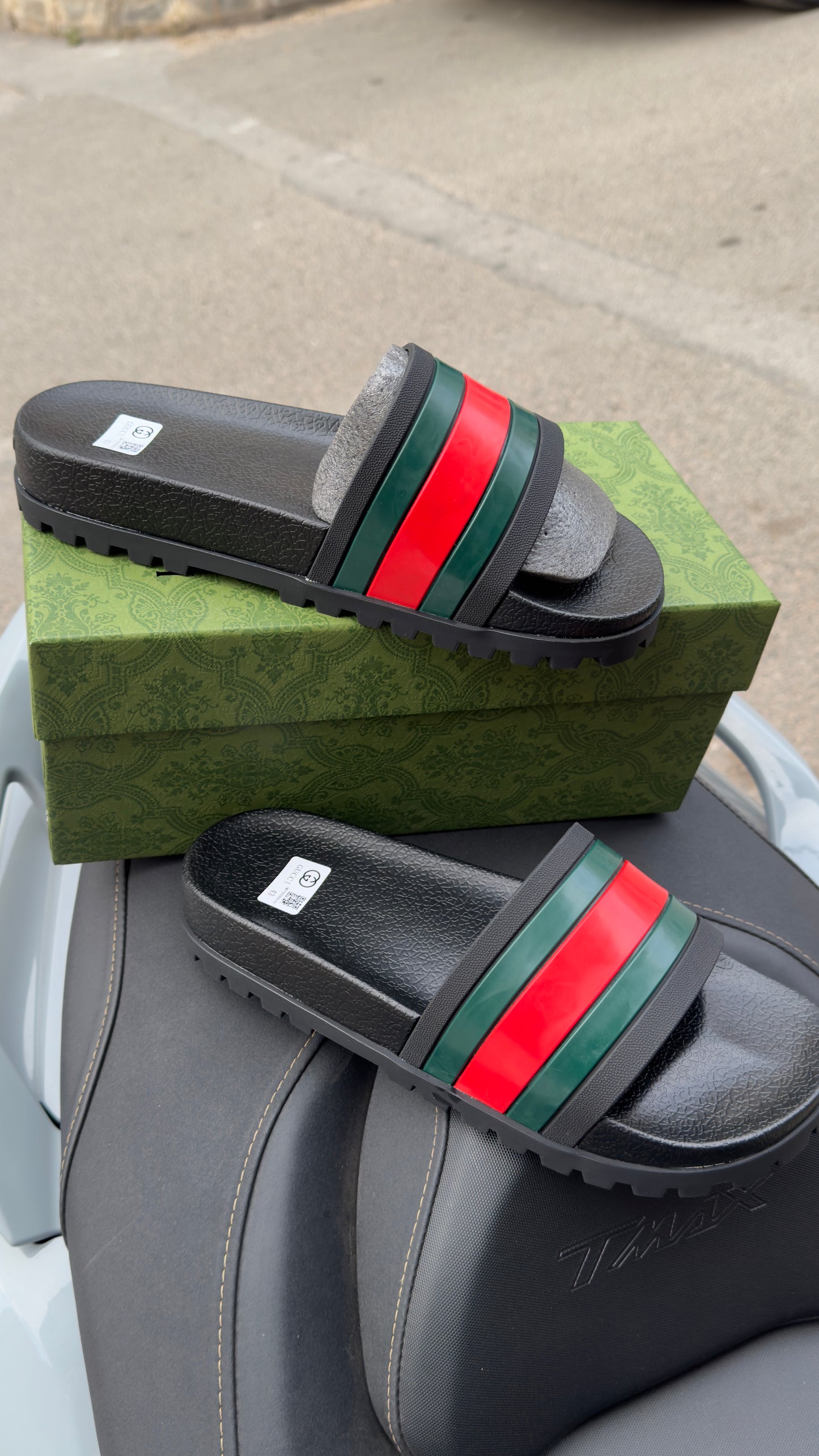 gucci classique slides